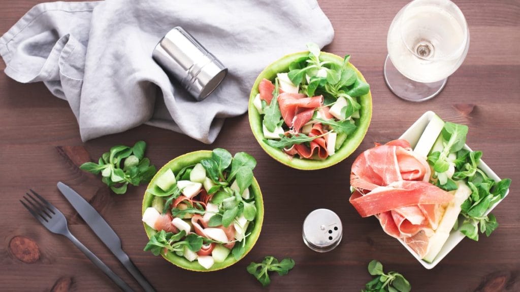 5. Sałatka z rukolą, prosciutto i mozarellą