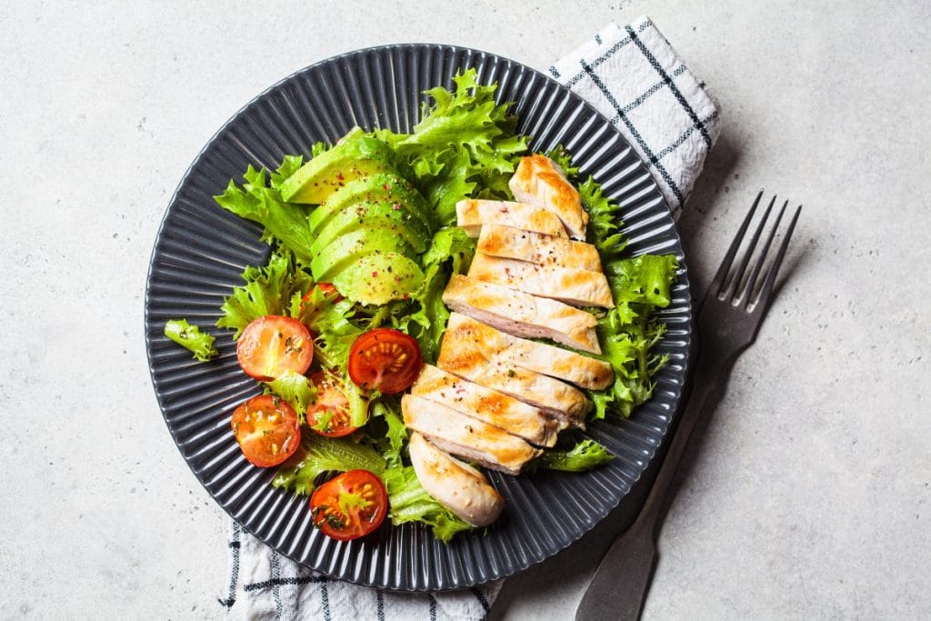 3. Sałatka z grillowanym kurczakiem i awokado