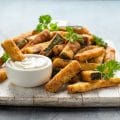 Jak zrobić i z czym podać frytki z cukinii