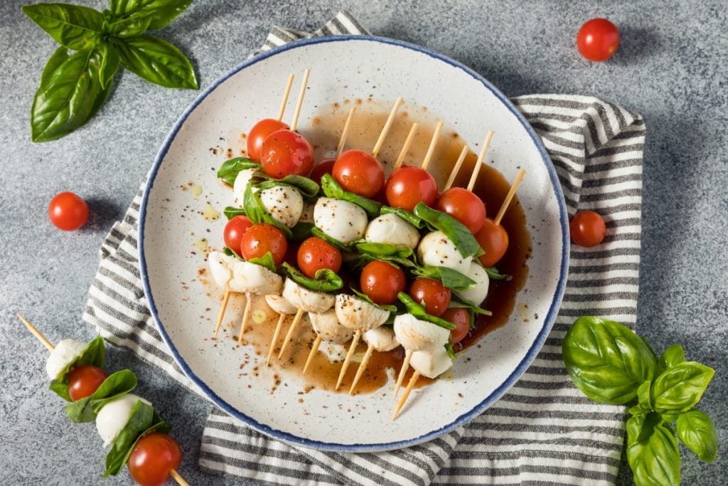 2. Mini sałatki caprese na patyczkach