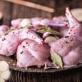 Jak przyprawić królika do pieczenia i duszenia? Porady i wskazówki