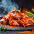 Jak marynować różne rodzaje mięs? Sprawdzone przepisy