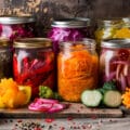 Fermentacja w kuchni - jak zacząć przygodę z domowymi kiszonkami?