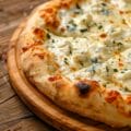 Pizza Cztery Sery – Jakie sery są w naszej pizzy, porady i dodatki