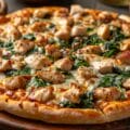 Od Kuchni do Stołu: Co Sprawia, że Pizza z Kurczakiem i Szpinakiem jest Tak Uwielbiana?