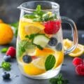 Detox water: 3 orzeźwiające przepisy z dodatkiem superfoods