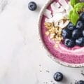Energetyczne śniadanie: 3 warianty smoothie bowl z superfoods
