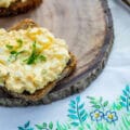 Jak zrobić pastę jajeczną? Przepisy i wskazówki