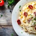 Makaron z suszonymi pomidorami na każdą okazję - przepisy i wskazówki